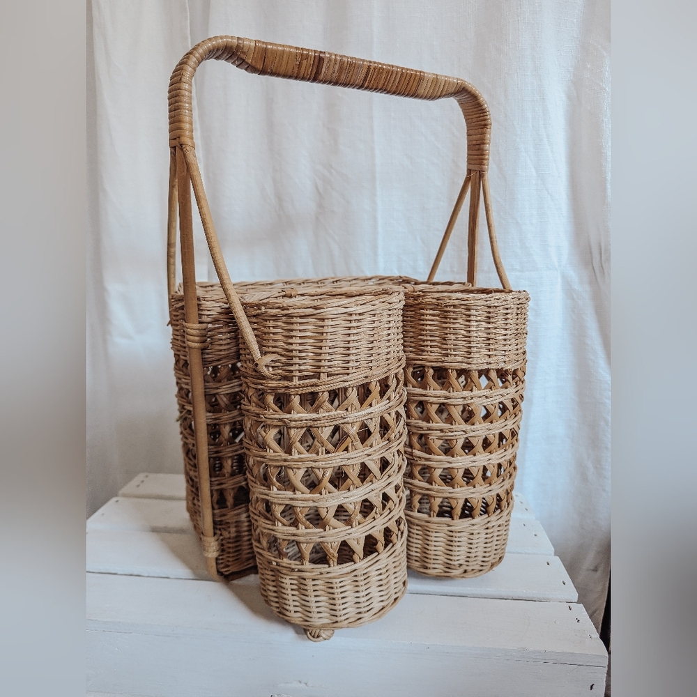 Vintage Midcentury Picnic Basket With Double Wine/Champagne Bottle Holder *read*